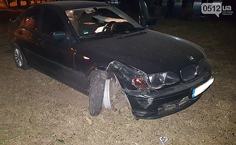 Свежие новости: В Николаеве водитель «BMW» на еврономерах пытался скрыться от полиции, разбил машину и убежал