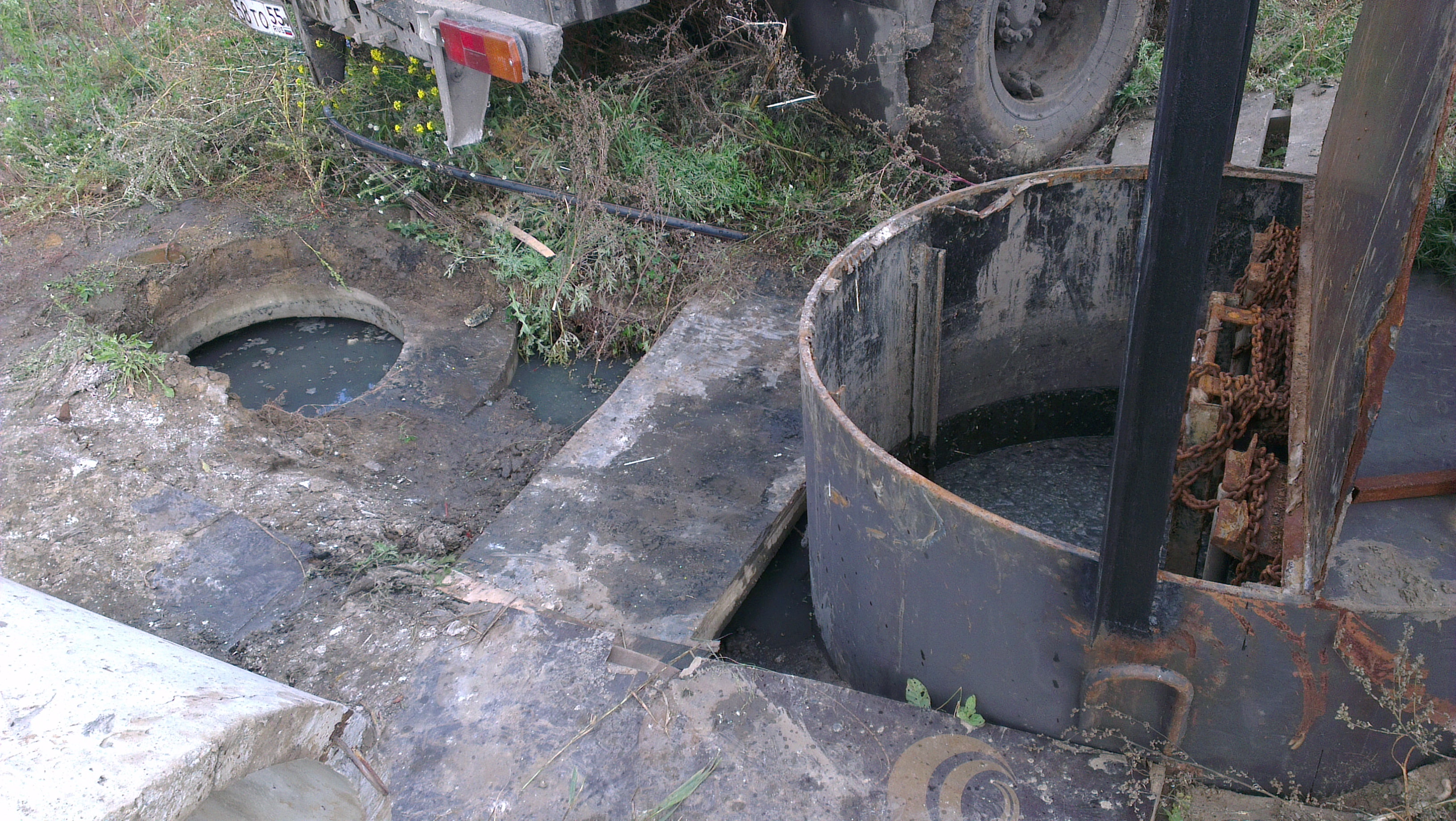 Фото новости: В Николаеве рабочие почистили колодец, но не убрали фекалии с проезжей части Свежие новости: В Николаеве рабочие почистили колодец, но не убрали фекалии с проезжей части