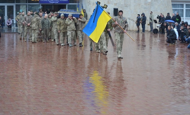 Свежие новости: Люди плакали під дощем. В Южноукраїнську провели в останню путь земляка Миколу Споденка