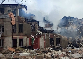 Свежие новости: З миколаївських дворів почали вивозити уламки, що залишилися після ракетних ударів