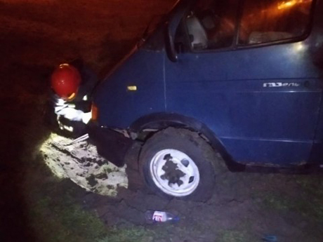 Свежие новости: В Новой Одессе спасатели вытащили застрявшее в грязи авто с пассажирами и грузовик, съехавший с дороги