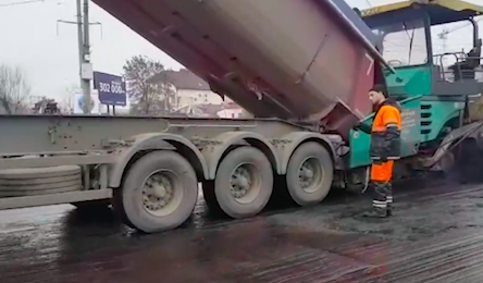 Свежие новости: ВИДЕО: В Николаеве после ночного дождя дорожники асфальтировали улицу