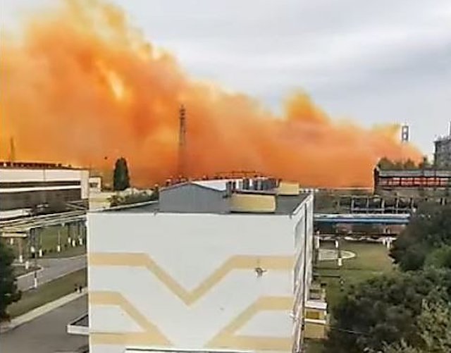 Свежие новости: Под Ровно произошла авария на химзаводе – образовалось оранжевое облако