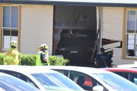 Свежие новости: В Австралии легковой автомобиль врезался в здание начальной школы