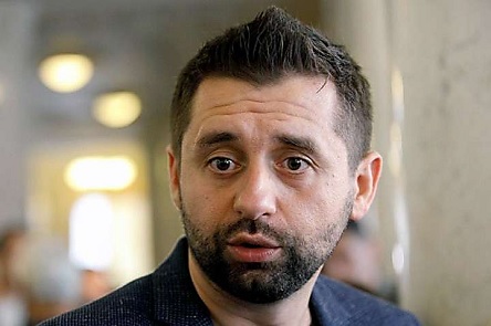 Свежие новости: ВИДЕО: Арахамия влип в скандал в Давосе и дал интервью пропагандистам Кремля