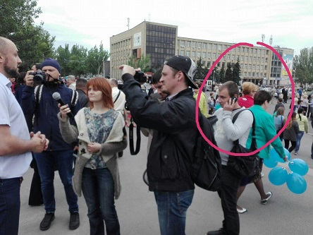 Фото новости: ВИДЕО: Неизвестные устроили провокацию, когда депутат Невенчанный давал комментарий журналистам Свежие новости: ВИДЕО: Неизвестные устроили провокацию, когда депутат Невенчанный давал комментарий журналистам