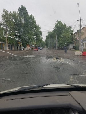 Свежие новости: ВИДЕО: Центр Николаева снова заливает канализация