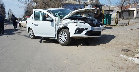Свежие новости: В центре Николаева бензовоз врезался в «Рено» — водитель в больнице