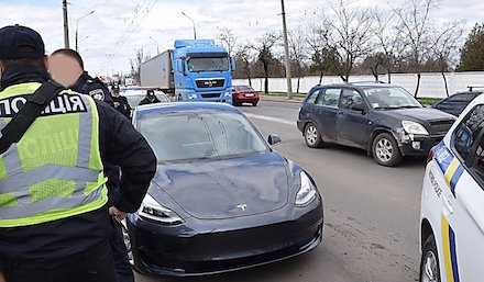 Свежие новости: Водителя Tesla, наехавший на ногу патрульному, задержали в Николаеве
