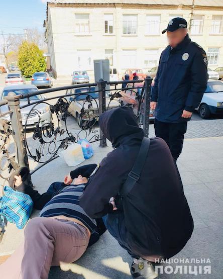 Свежие новости: Поліцейські Вознесенщини під час патрулювання виявили чоловіка без свідомості