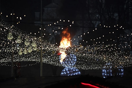 Свежие новости: В Киеве «зажгли» новогоднюю ёлку – во время открытия пиротехника подожгла гирлянду