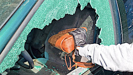 Свежие новости: “Массово пошло воровство из машин”, – жители Корабельного района