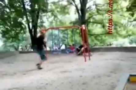 Свежие новости: В Киеве толпа молодежи забросала камнями малышей на детской площадке