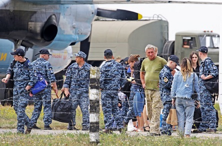 Свежие новости: Освобожденные из плена моряки прибыли на военно-морскую базу Одессы