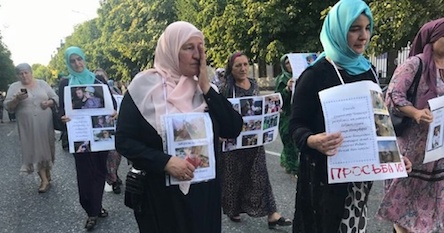 Фото новости: Более 50 женщин вышли на шествие в Грозном Свежие новости: Более 50 женщин вышли на шествие в Грозном