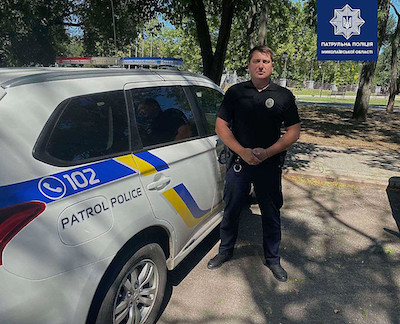 Свежие новости: В Николаеве патрульный в свой выходной помог пожилому мужчине