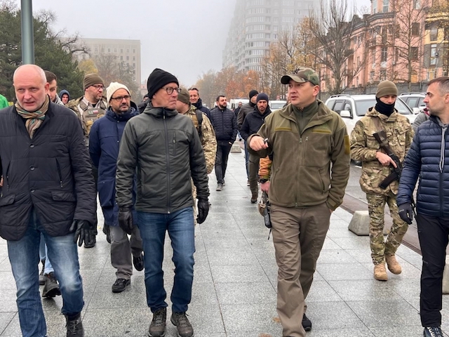 Свежие новости: До Миколаєва прибули дипломати з 20 країн: оглянули пошкоджені об'єкти