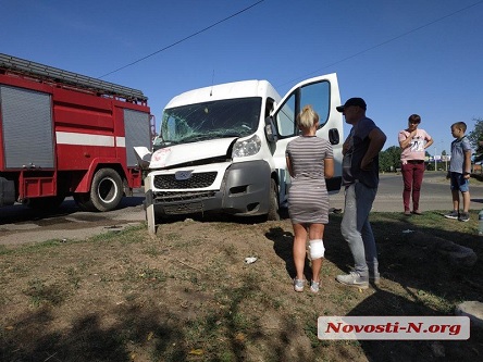 Свежие новости: Под Николаевом пожарный автомобиль врезался в микроавтобус: пострадали два человека