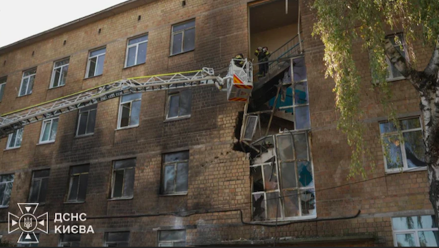 Свіжі новини: Росіяни влучили у школу в Києві: діти були в укритті