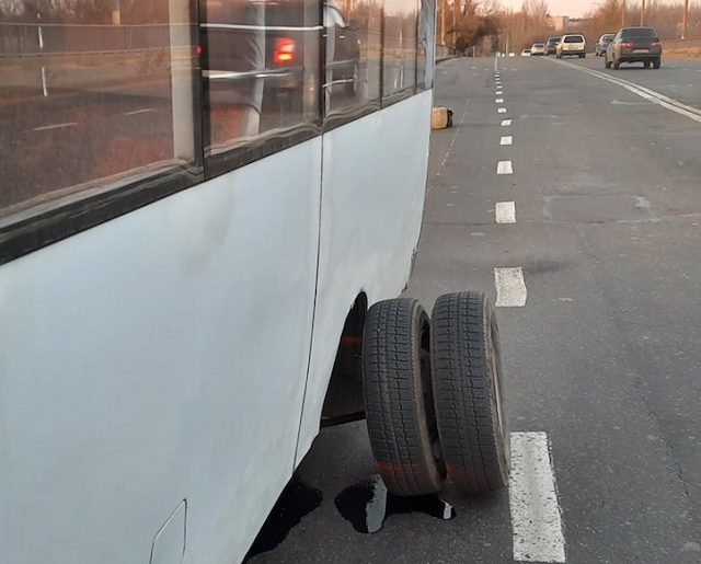 Свежие новости: В Николаеве у маршрутки на ходу отвалилось колесо