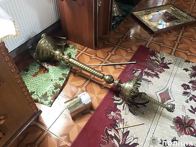 Фото новости: У Братському неадекватний чоловік влаштував погром у церкві Свежие новости: У Братському неадекватний чоловік влаштував погром у церкві