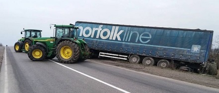 Свежие новости: ВИДЕО: Под Новой Одессой фура слетела в кювет — вытаскивали три трактора