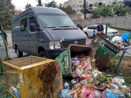 Свежие новости: В Николаеве пьяный водитель микроавтобуса «влетел» в мусорные баки