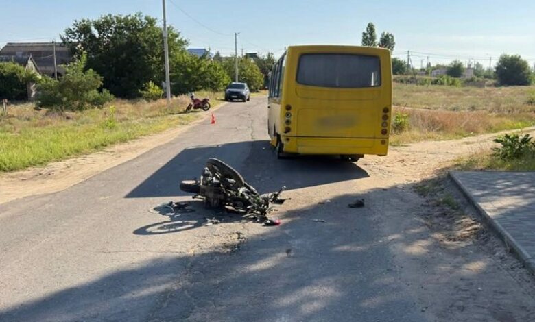 Свежие новости: Чотирнадцять і шістнадцять років: двоє підлітків на мотоциклах влетіли в автобус у Галициновому
