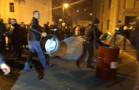 Свежие новости: ВИДЕО: К парламенту Грузии несут бочки и устанавливают палатки – люди протестуют против провала избирательной реформы