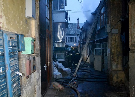 Свежие новости: На пожаре жилого дома в центре Одессы погибли два человека