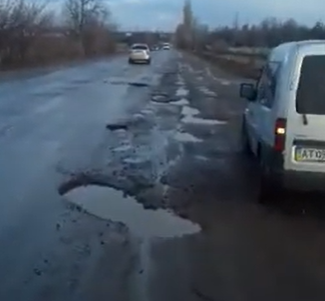 Свежие новости: Жители Первомайска показали разбитую улицу, на ремонт которой местные власти потратили почти полтора миллиона гривен