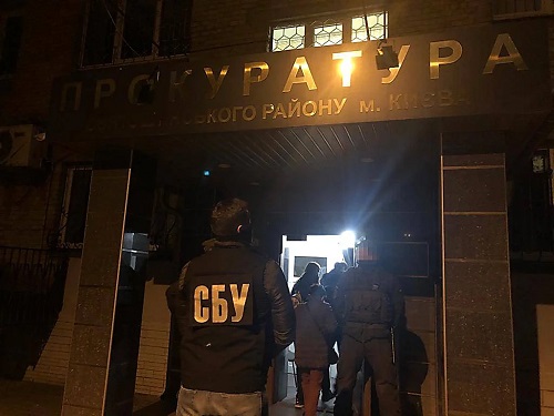Свежие новости: В Киеве ГБР задержало сотрудника центрального аппарата полиции и прокурора, вымогавших $10 тысяч за снятие ареста с квартиры