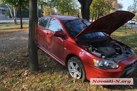 Свежие новости: В Николаеве «Мицубиси» вылетел на бульварную часть проспекта из-за лопнувшего колеса