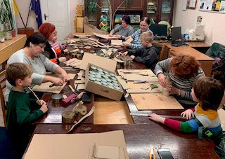 Свежие новости: Южноукраїнський СЮТ ініціював справжній цех із виготовлення окопних свічок для ЗСУ