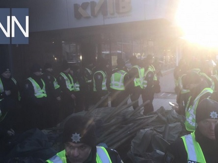 Фото новости: Ситуация под ВР: пострадали 17 правоохранителей, задержаны 26 правонарушителей Свежие новости: Ситуация под ВР: пострадали 17 правоохранителей, задержаны 26 правонарушителей
