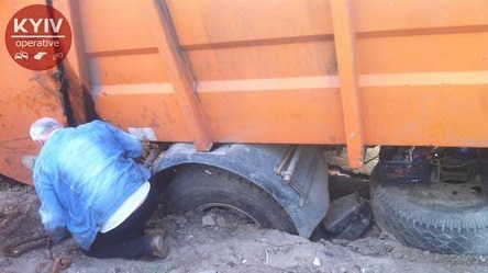 Свежие новости: В Киеве мусоровоз провалился под асфальт