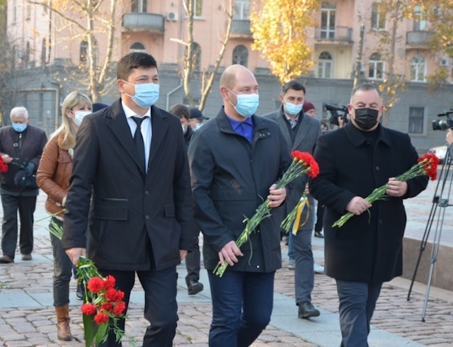 Свежие новости: Годовщина освобождения Украины: в Николаеве возложили цветы к мемориалу ольшанцам