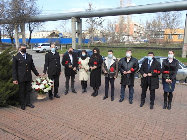 Свежие новости: В Николаевском морпорту накануне Дня освобождения города возложили цветы в память о подвиге героев-ольшанцев