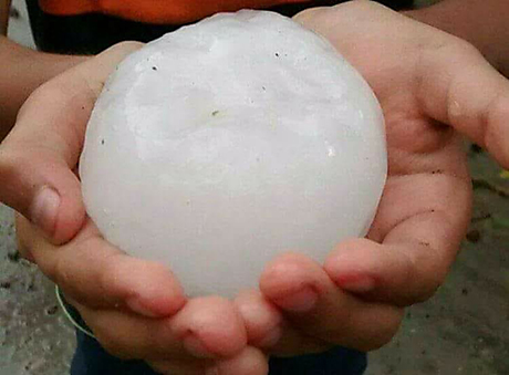 Свежие новости: На Закарпатье град размером с теннисный мяч побил автомобили, а Черновцы «затопило» после сильного ливня