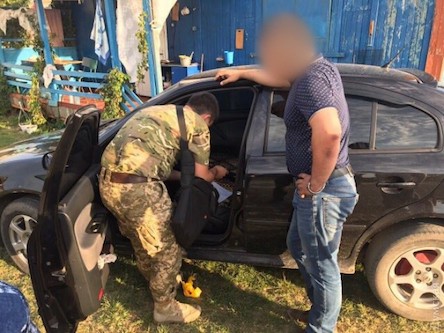 Свежие новости: Уходя от правоохранителей, инспектор-взяточник из Одесской области выбросил 170 тысяч гривен из окна машины