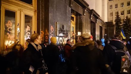 Свежие новости: Сторонники Стерненко облили Офис президента краской и разбили стекла