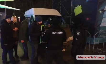 Свежие новости: На главной площади Николаева грузовой автомобиль чуть не сбил двух маленьких детей