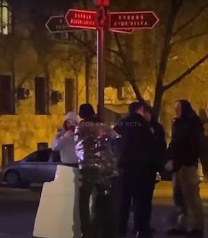 Свежие новости: В Одессе за воровство мужчину привязали скотчем к столбу