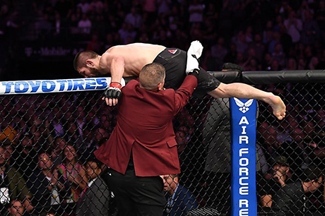 Свежие новости: Российский боец UFC Нурмагомедов после боя с Макгрегором устроил драку с его командой