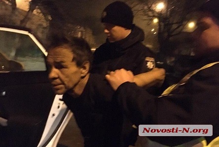 Свежие новости: В Николаеве мужчина угрожал соседу ножом, а потом поджог ему авто из-за «неправильной» парковки