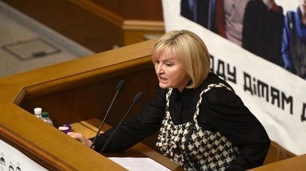 Свежие новости: ВИДЕО: У жены генпрокурора заметили неприлично дорогой аксессуар