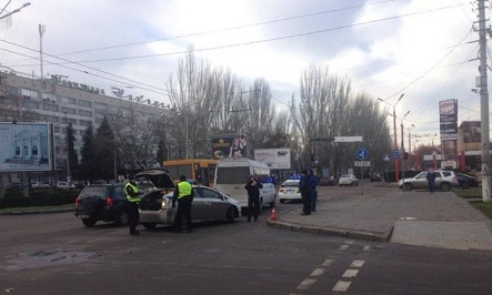 Свежие новости: В Николаеве из-за неработающего светофора столкнулись Nissan и маршрутка №15