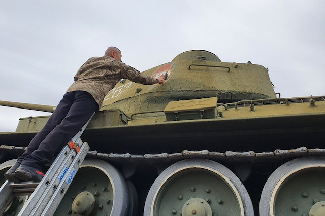 Свежие новости: У Миколаєві на пам'ятнику воїнам-танкістам замалювали червону зірку