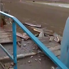 Фото новости: В Вознесенске во время чемпионата по трековым гонкам один из авто «снес» несколько ограждений Свежие новости: В Вознесенске во время чемпионата по трековым гонкам один из авто «снес» несколько ограждений