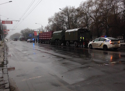 Свежие новости: ВИДЕО: В Николаеве грузовик местной фирмы врезался в колонну военной техники